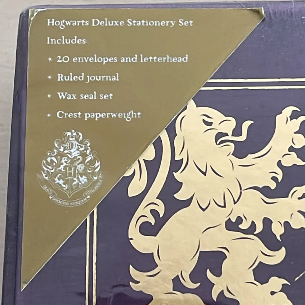NWT - HARRY POTTER  DELUXE HOGWARTS STATIONARY SET